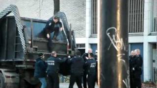 black bear Vancouver Downtown Rescue by police 085.AVI