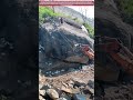 Fels zerschlagen und entfernen: Wie die Natur durch Technik bezwungen wird