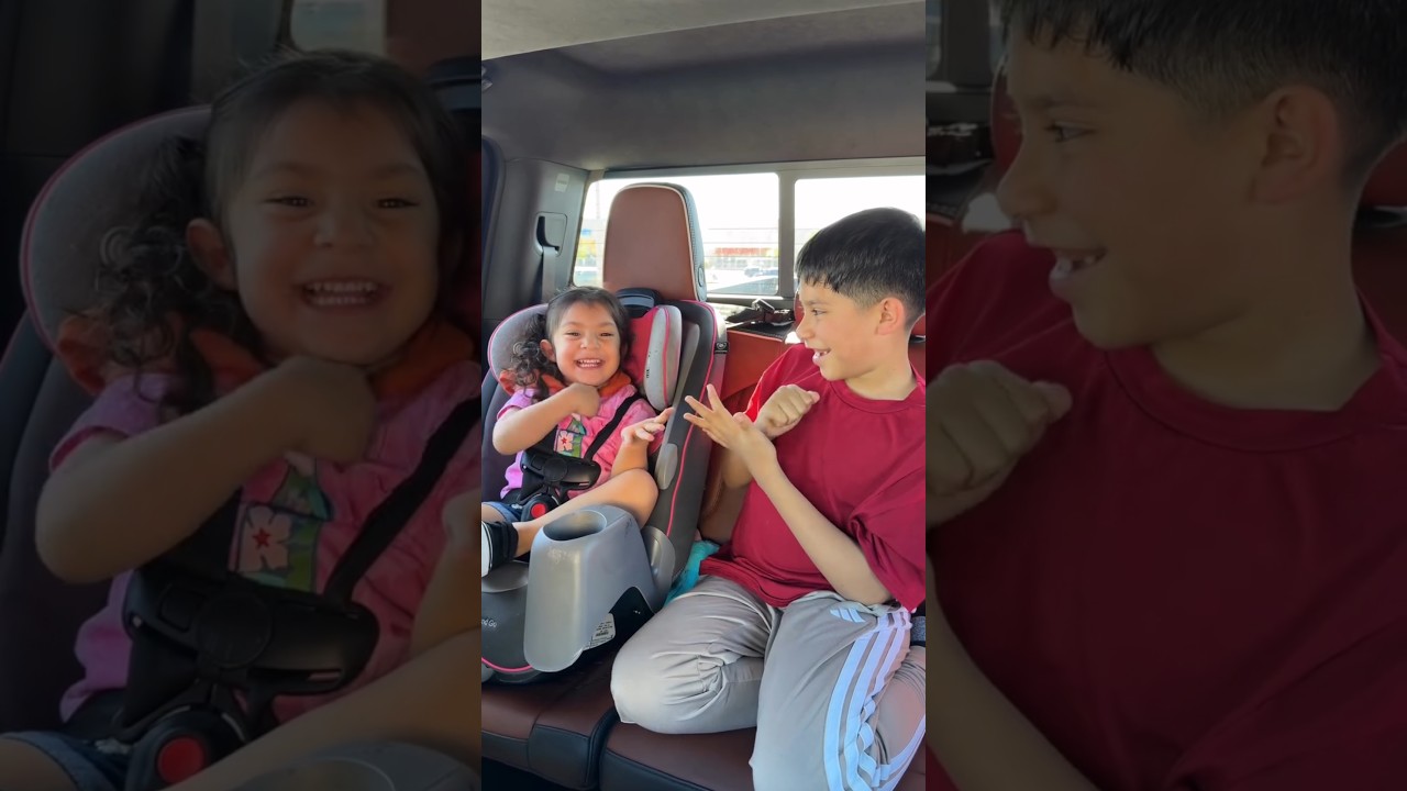 Mientras esperan a Eli que salga del dentista Nathan y navany se divierten jugando tan lindos