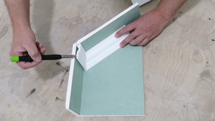 Как правильно клеить потолочный плинтуса на натяжные потолки