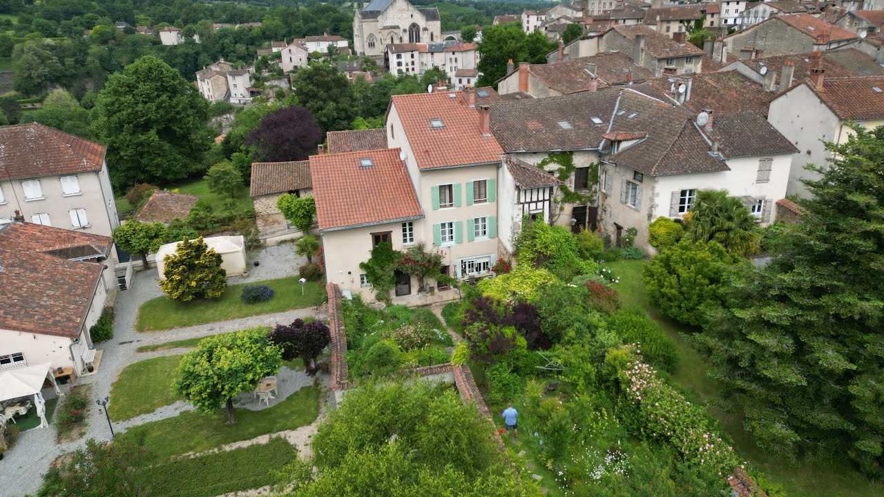 Bellac. 294,000€ Vast townhouse in the centre of a lively town, great chambre 'd'hotes opportunity