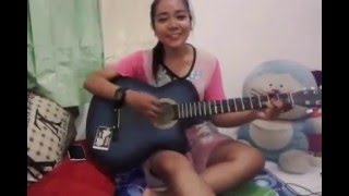 Cewek cantik main gitar sambil bernyanyi dengan suara merdunya