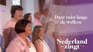 Video thumbnail of "Nederland Zingt: Daar ruist langs de wolken"