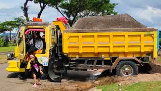 Truk Jomplang, Mobil Truk Canter Hdx Bongkar Muatan Pasir Full Bak Menggunung Sampai Amblas