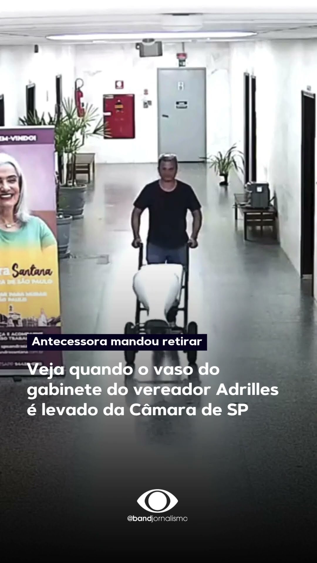 Veja quando o vaso do gabinete do vereador Adrilles é levado da Câmara de SP #shorts