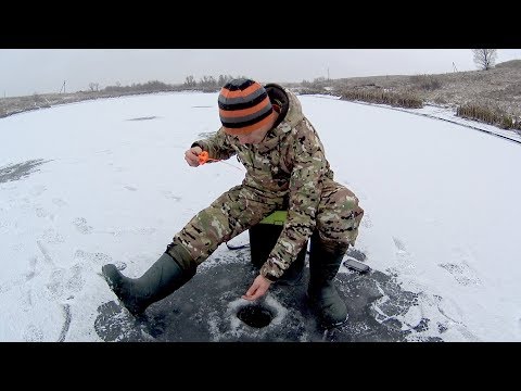 Только эта мормышка и выручила! Зимняя рыбалка на безмотылку. Первый лед 2017-2018.