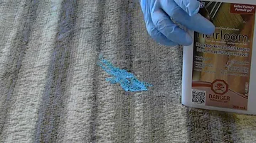 Comment enlever une tache de peinture sur un canapé ?