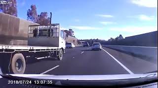 前方を走るキャリアカーのパーツが外れフロントガラスを直撃する事故。