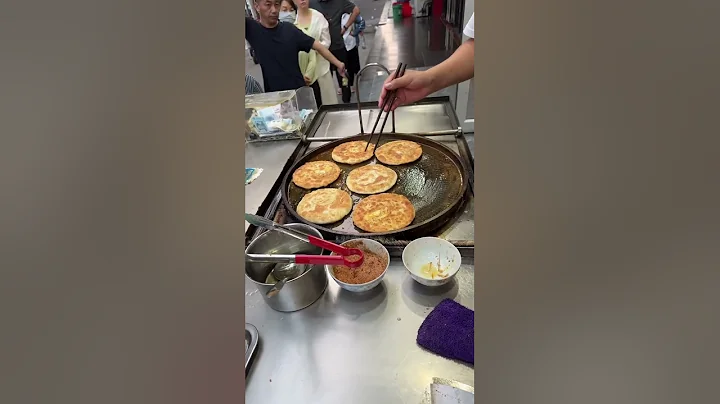 The process of making egg - filled pancakes and making money from selling them