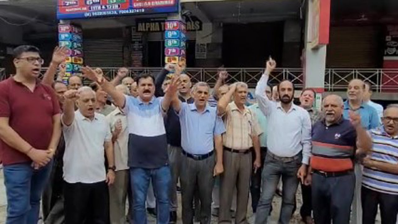 Talab Tillo Residents Protest Against Rising Incidents Of Chain Snatching, Theft
