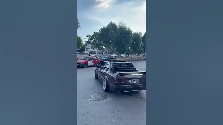 Who doesn’t love a clean S52 Swapped E30 ?! 😍🔥