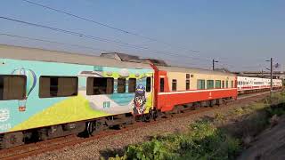 2次觀光列車(E415)(7節)(Hello Kitty彩繪列車)、127次普悠瑪自強號通過高雄市路竹區保民路99巷旁