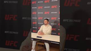 Мыктыбек Оролбай уулу UFC уюмунун медиа күнүндө берип жаткан кол коюусу жана маеги.