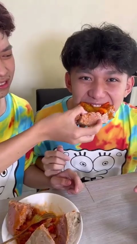 COBA 24 JAM MAKAN MAKANAN PEDAS BARENG KEMBARAN | Willie Salim Fanbase