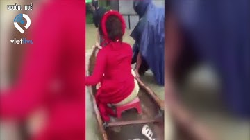 Chú rể lội nước kéo thuyền hoa đón cô dâu 