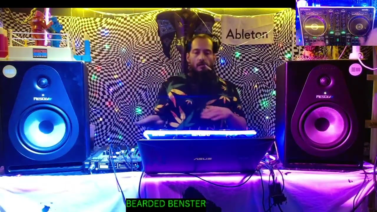 The Bearded Benster working his magic Tech-house mix