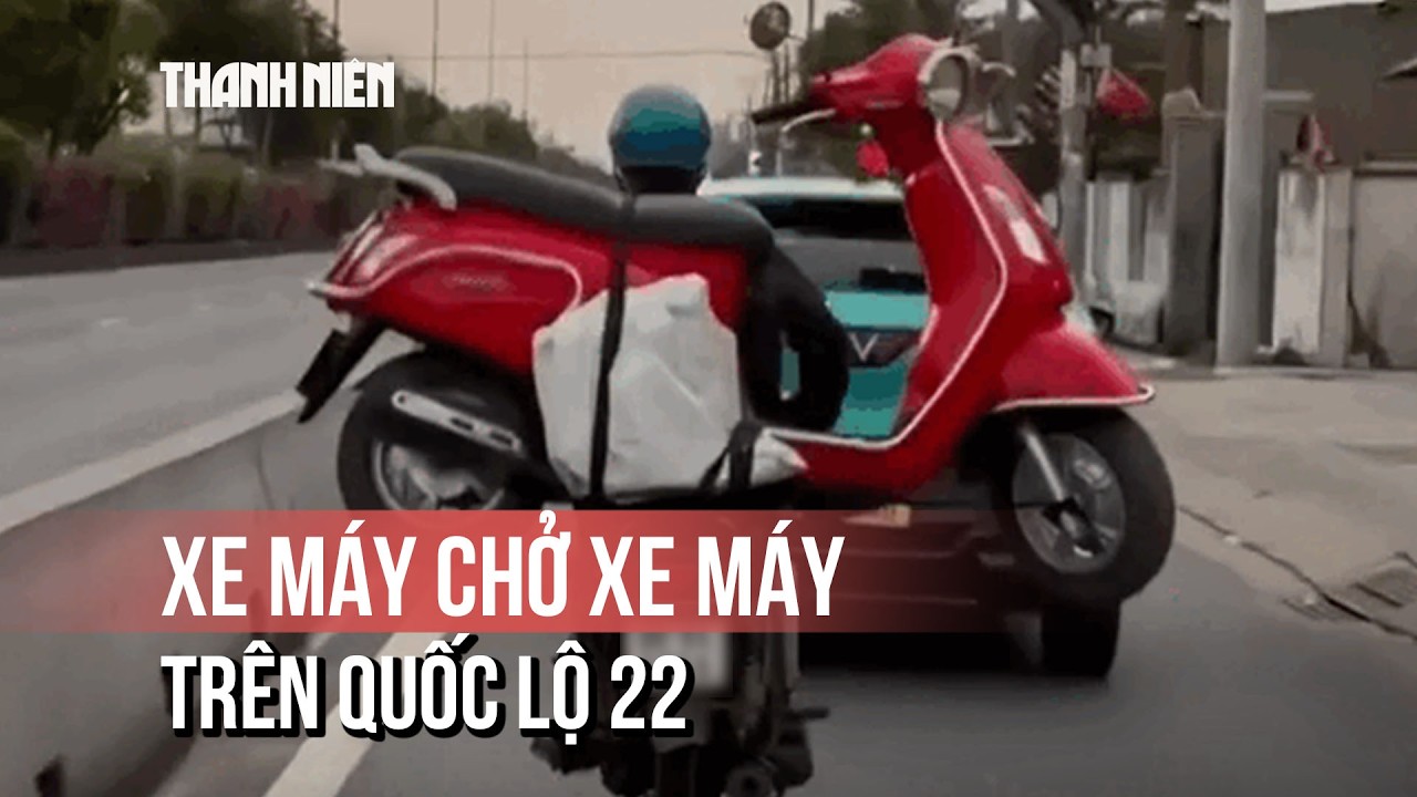 Clip người đàn ông chở ngang xe tay ga trên xe máy trên quốc lộ 22
