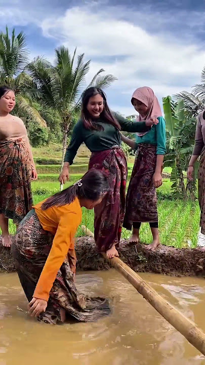 seru menyebrang bambu di atas air  #gadisdesa #jandadesa #gadisdesacantik #bungadesa  #lucu #funny