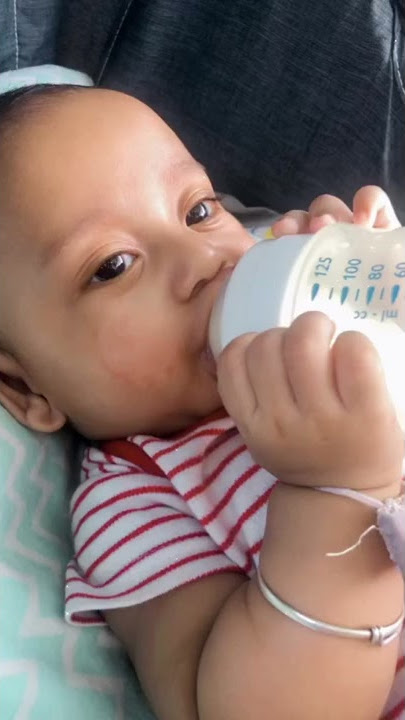 Minum susu botol avent