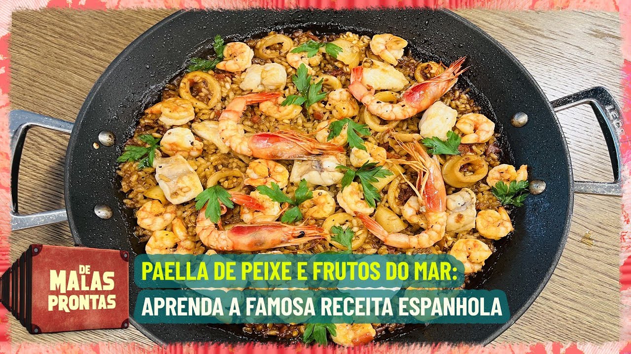 paella com frango e frutos do mar na chapa branca. prato espanhol