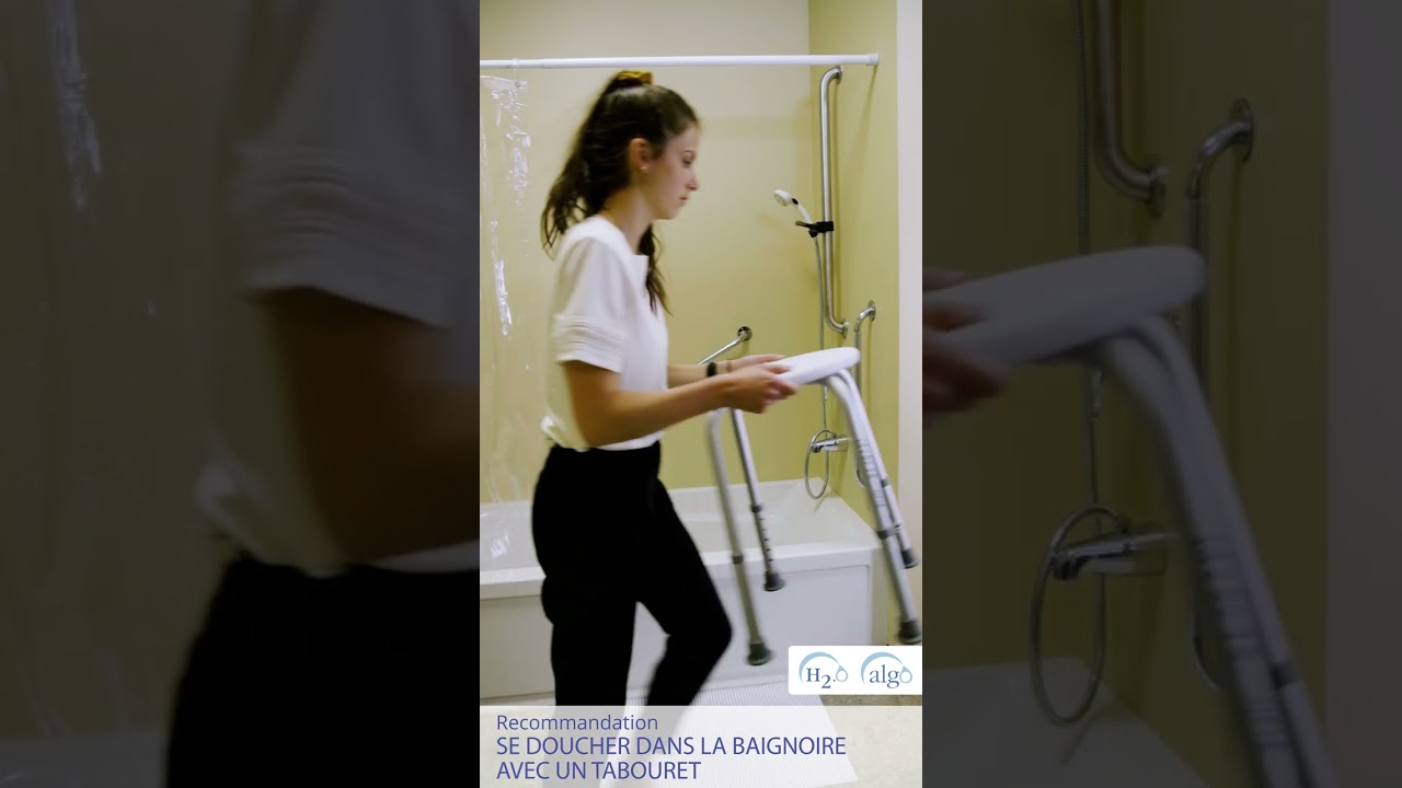 Se doucher en utilisant un tabouret