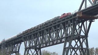 BR 261 Gravita Kesselwagenzug donnert über die Brücke Hochdonn
