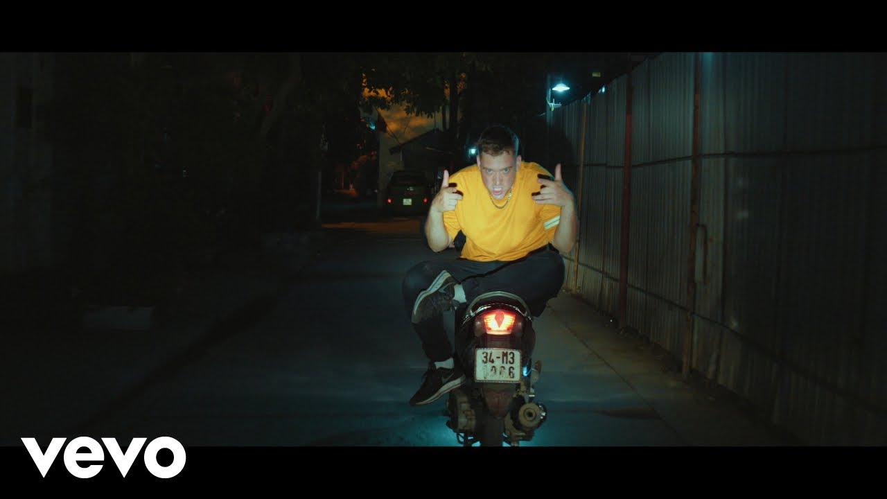 Watch DISSY - click on YouTube Watch DISSY - click on YouTube