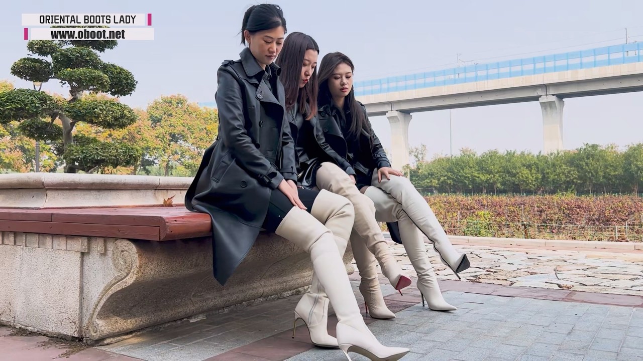 PB25004-革美女3人のカジュアルタイム、白ブーツと黒レザーの質感に