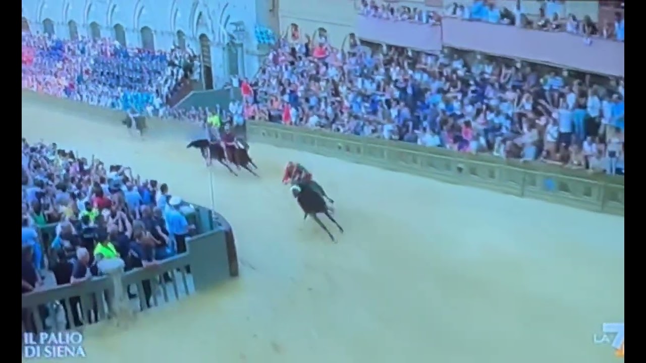 Palio di Siena 2022. Vince il Drago 🐉  / Horse Race in Siena, Tuscany. Dragon Hood Wins