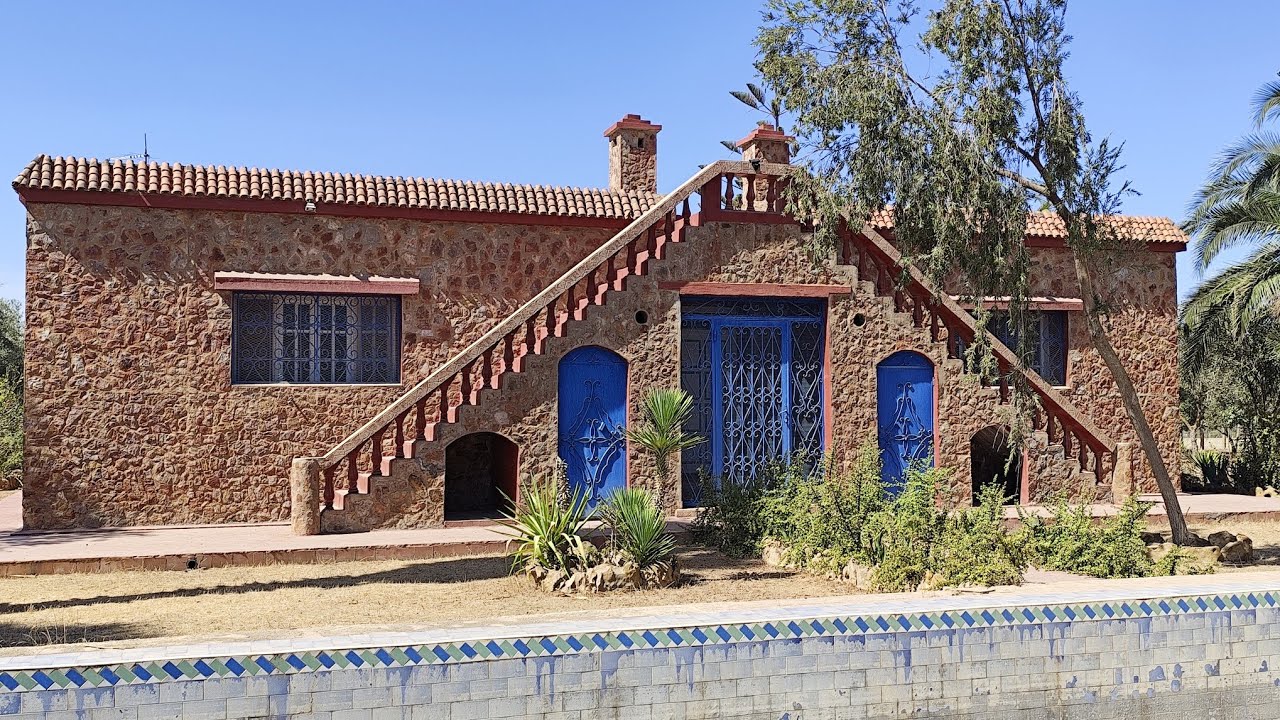 فيرمة للبيع في بن سليمان مساحتها 4هكتاراة فيها فيلا مساحتها 300م فيها 3لكوارة مسبح شاطو 1500ش زيتون 