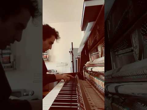 Playing a section of the title track “Manifeste” 🎹