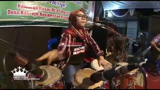 Cewek cantik main kendang