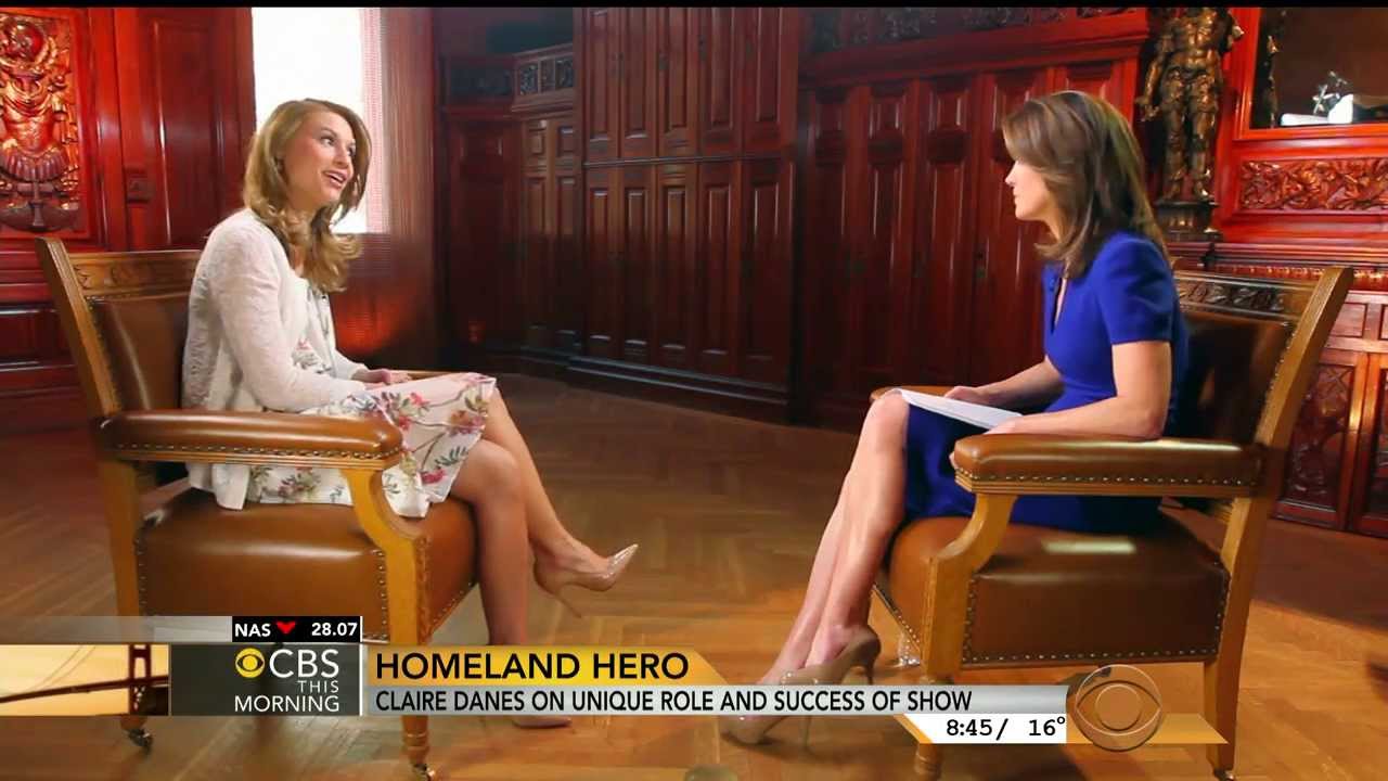 Norah O'Donnell - nice legs with no desk and pretty blue eyes