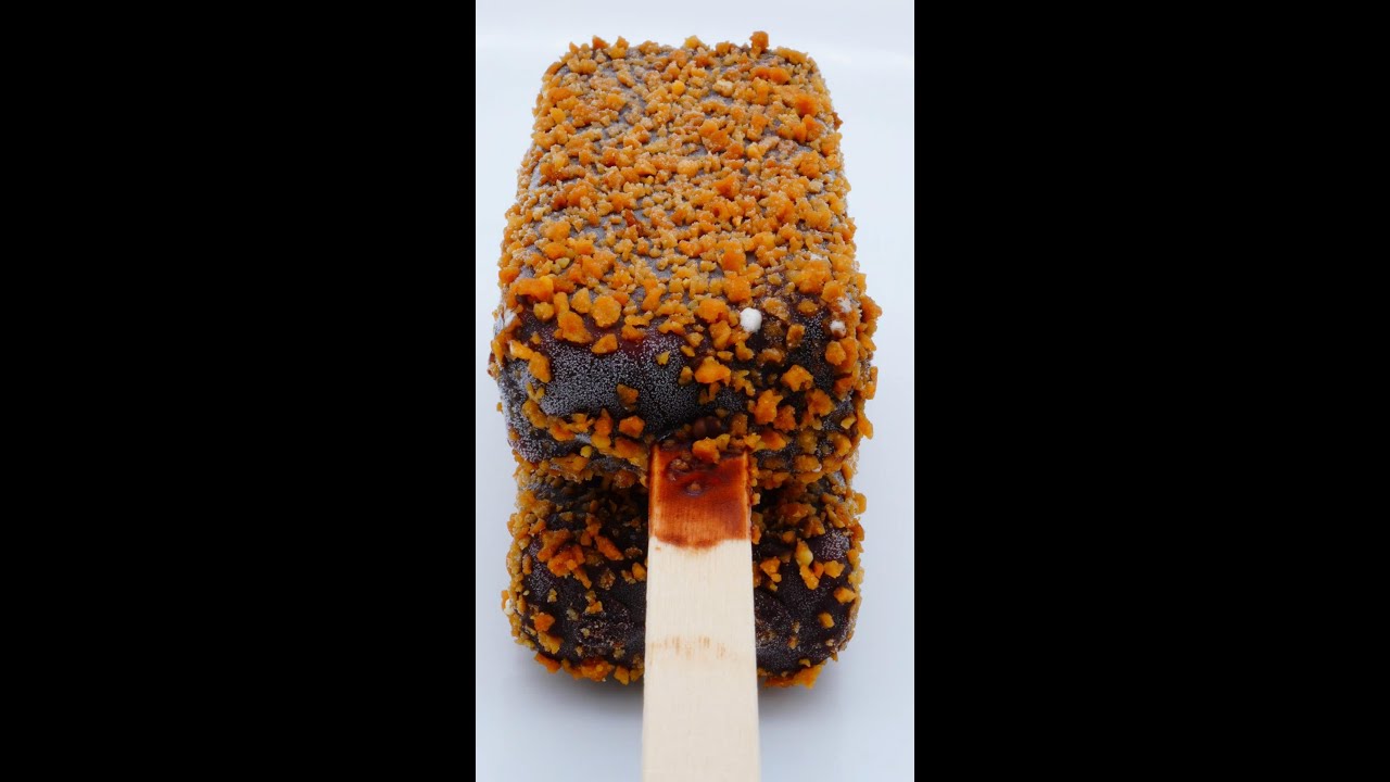 Таймлапс тающего мороженого, покрытого шоколадом и арахисом　