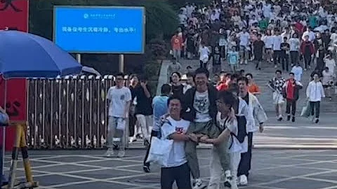 翻跟斗、喊話馬化騰，這些第一個出考場的考生成了焦點 - 天天要聞