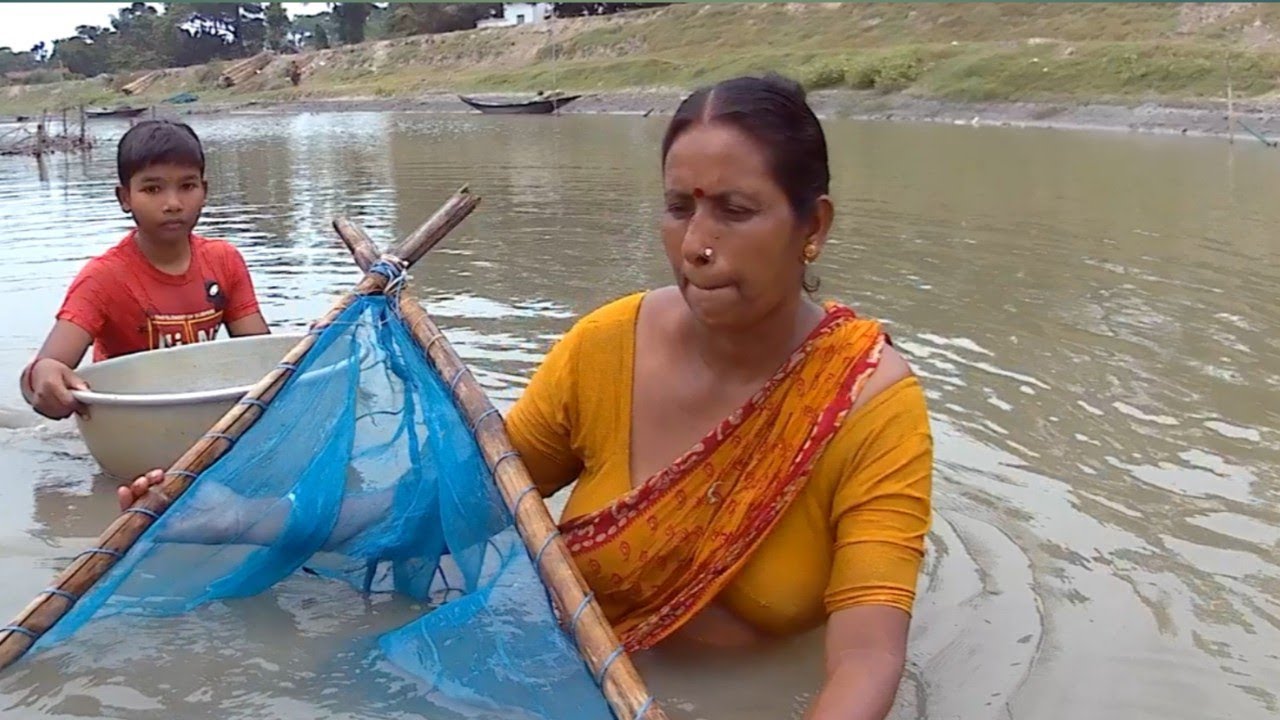 নদীর খৈন সেঁচে ফ্রেশ মাছধরা, Traditional Village Fishing Video