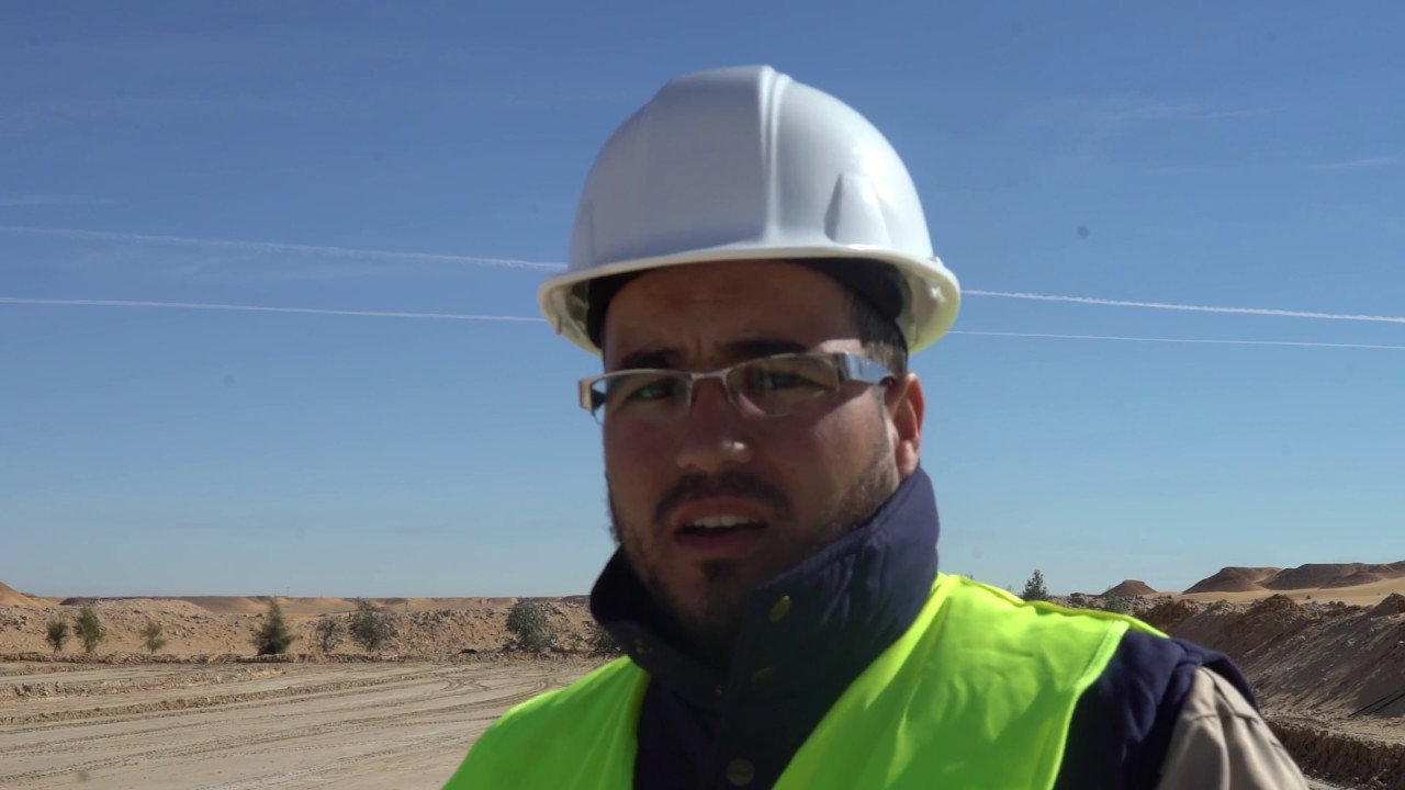 آلة التسوية Niveleuse في مؤسسة التعليم متعددة التخصصات DLE حاسي مسعود