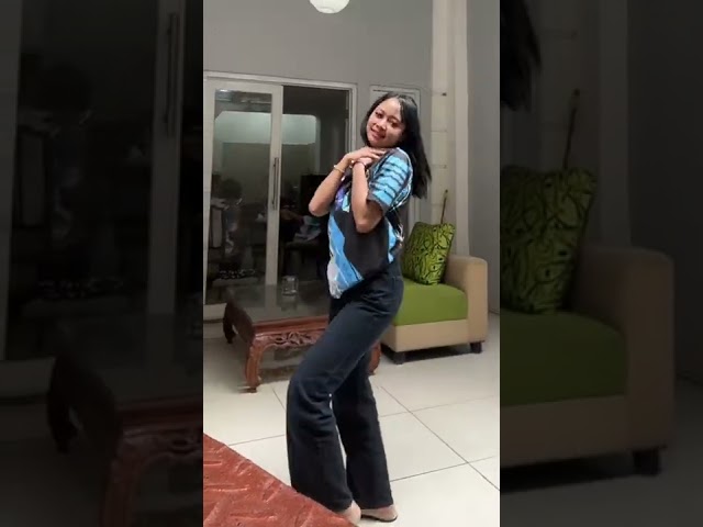 Ngikutin lagu yang lagi viral nih, yang tau judulnya komennya ya 😝 class=