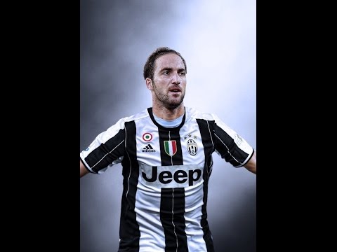 Higuain canta coro sotto la curva della Juventus: "Alè Juve Alè!"