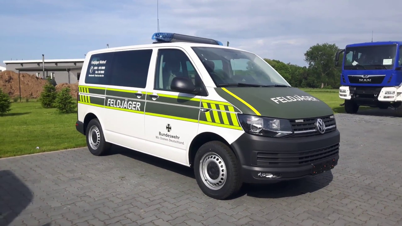 23 Feuerwehrfahrzeuge, 31 THW-Fahrzeuge und 15 Bundeswehrfahrzeuge stehen bei Karosseriebauer