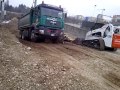 riempimento scavo con minipala Bobcat e Man 6x4 2/2