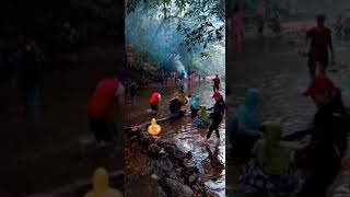 Cewek cantik mandi telanjang di sungai(2)