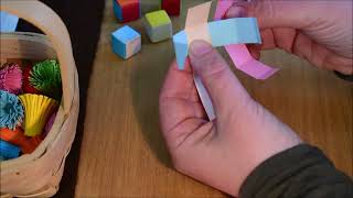 Papierwürfel Aus Drei Papierstreifen Falten, Origami Als Kleine Geschenkverpackung Oder Zur Deko