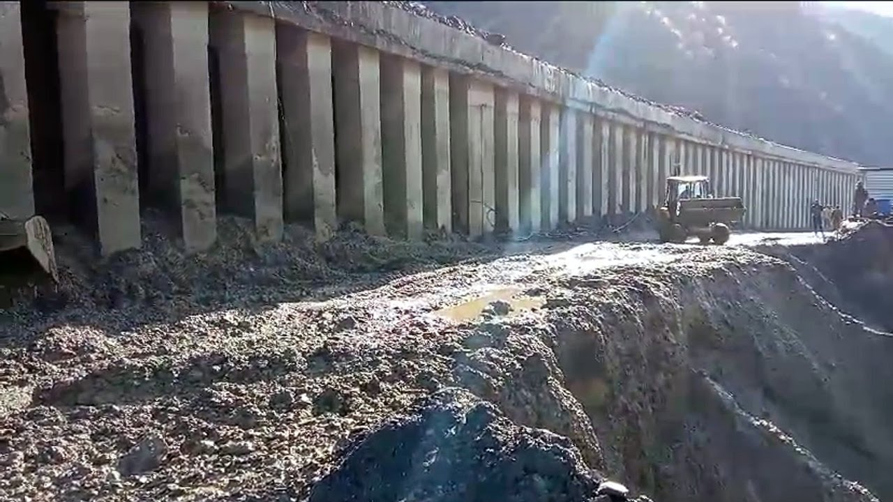 ramban-jammu-srinagar-national-highway-blocked-due-to-mudslides-youtube