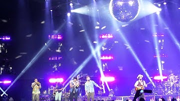 Bruno Mars "The lazy song" live in Paris 14.10.2013 filmed by Momo