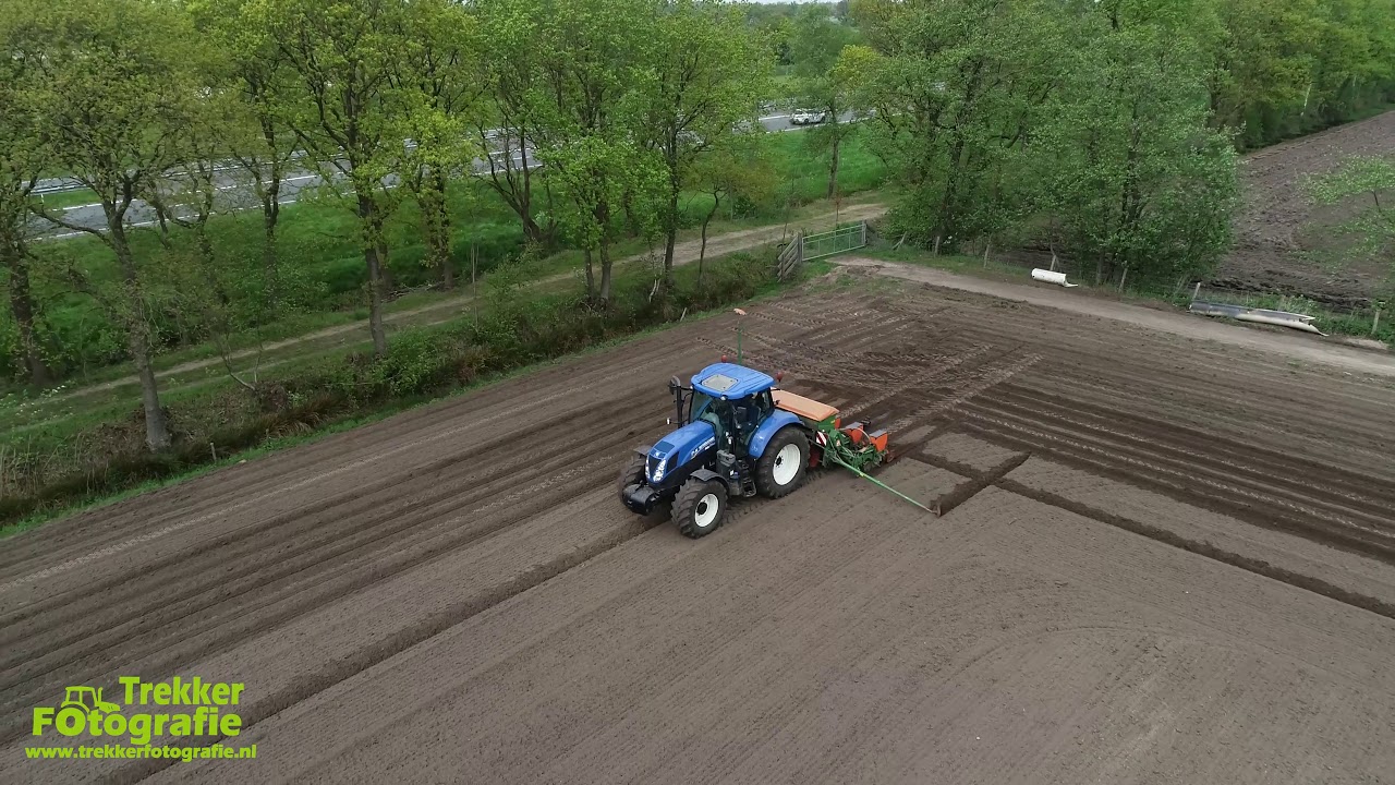 Land klaarleggen en maïs zaaien door loonbedrijf van der Schors