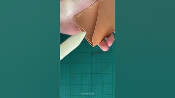 Using a bone fold to crack glued fibres #cardholder #leather #craft #asmr #handmade