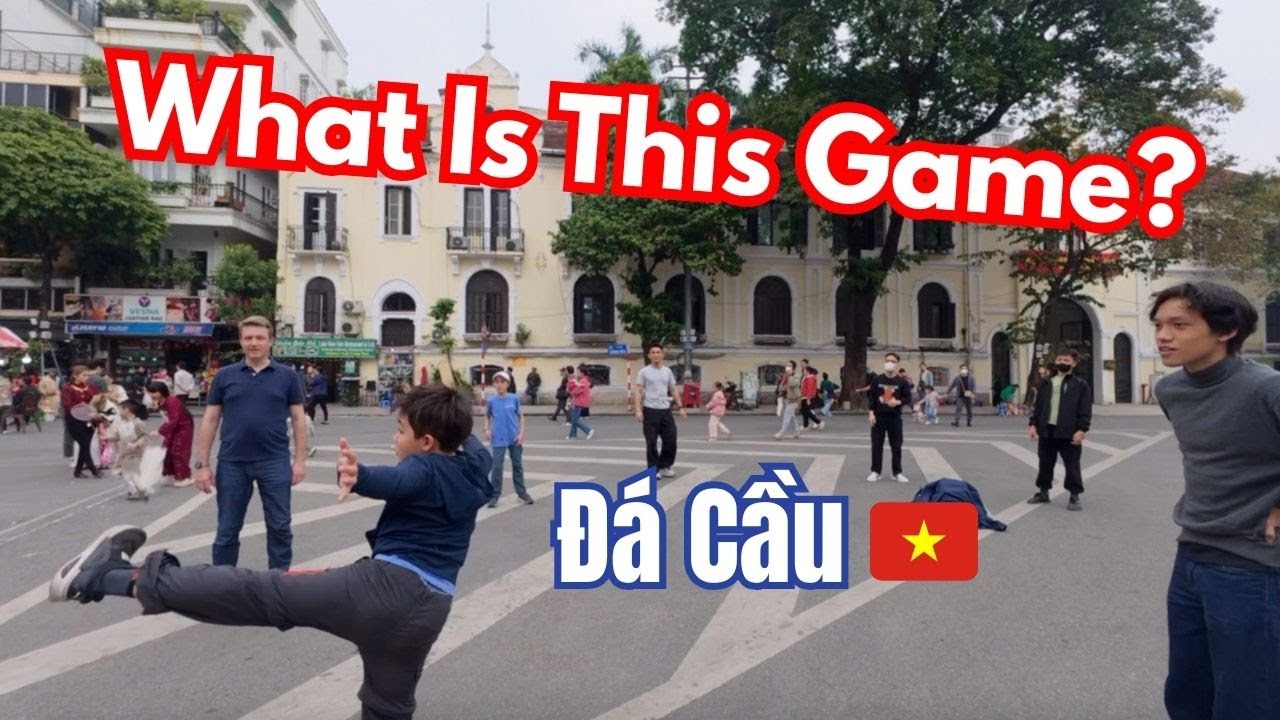 Du khách Tây cùng hai con trai hào hứng chơi đá cầu với các bạn trẻ tại phố đi bộ Hồ Gươm Hà Nội