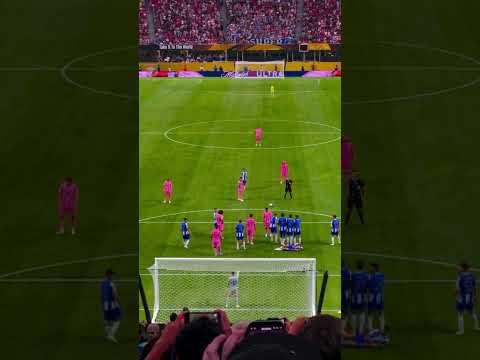 تسديدة قوية جدا من ميسي والكرة داخل شباك بورتو ليونيل ميسي