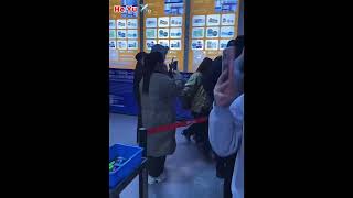 Download Lagu He Yu at the airport and  sitiing waiting for his shoes 👞. MP3